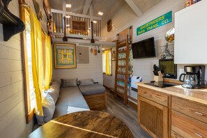 Cabin (Tiny House Oakley) | Living area