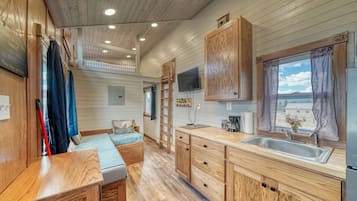 Cabin (Tiny House Martin) | Soundproofing, iron/ironing board, bed sheets