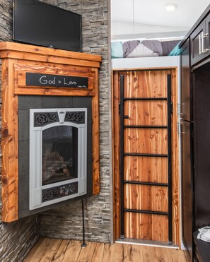 Cabin (Tiny House Molly)