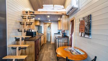 Cabin (Tiny House Aspen) | Soundproofing, iron/ironing board, bed sheets