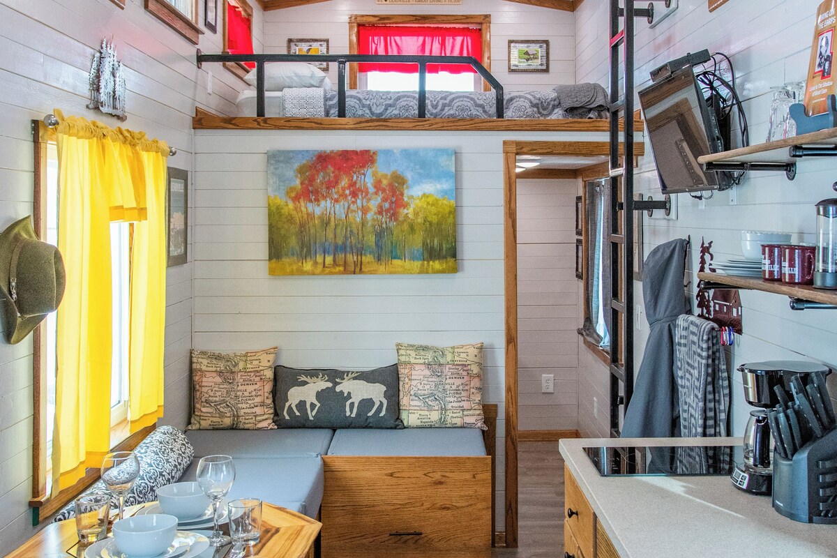 Tiny House Marshall | Área de estar | TV de tela plana 40 polegadas com canais via satélite, TV