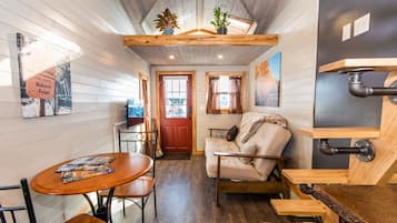 Cabana (Tiny House Aspen) | Sala de estar | TV de tela plana 40 polegadas com canais via satélite, TV