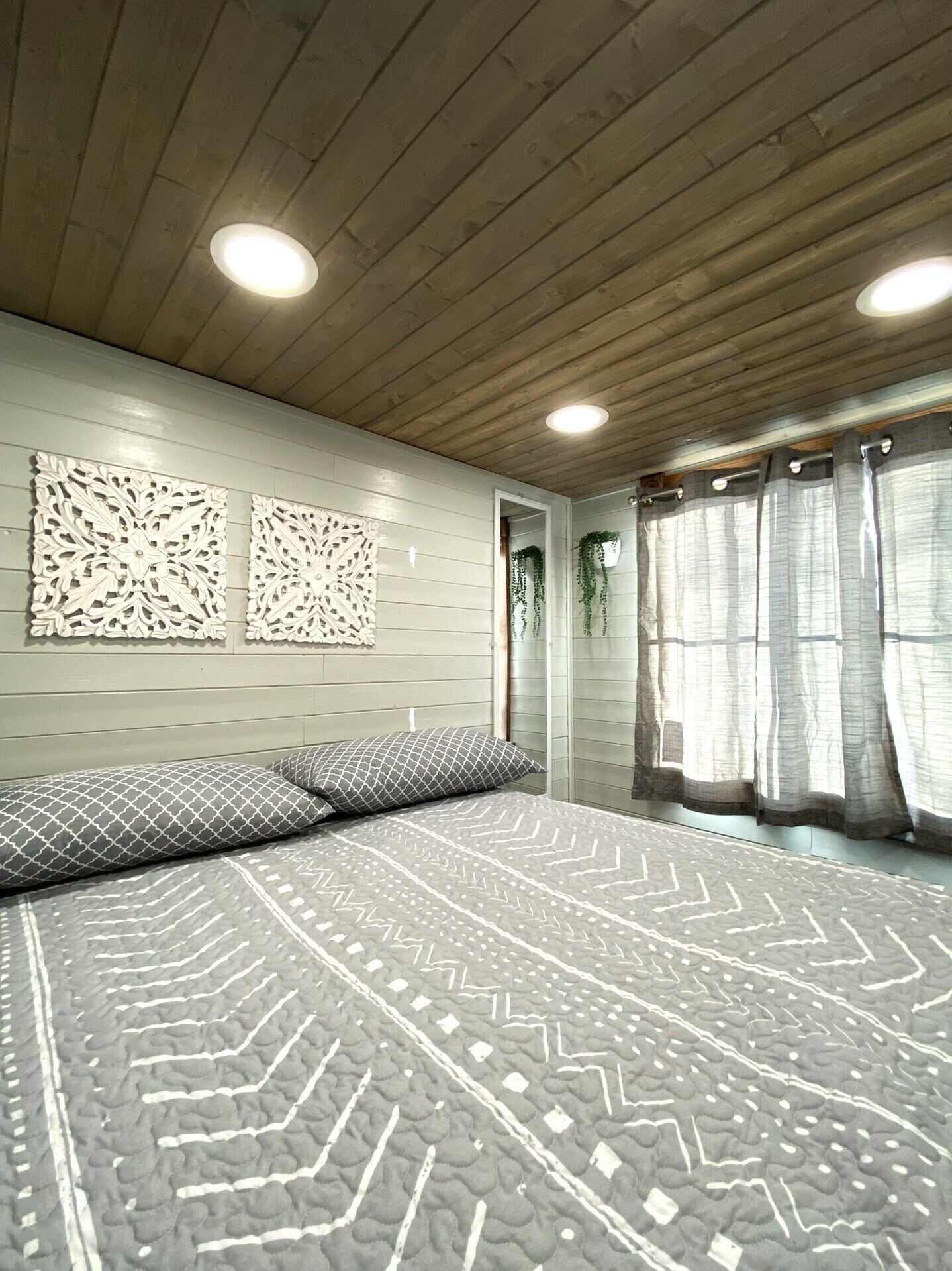 Cabin (Tiny House Huckleberry) | Soundproofing, iron/ironing board, bed sheets