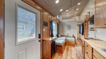 Cabaña (Tiny House Martin) | Insonorización, tabla de planchar con plancha y ropa de cama
