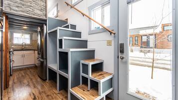 Cabin (Tiny House Molly) | Soundproofing, iron/ironing board, bed sheets
