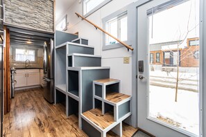 Cabaña (Tiny House Molly) | Sistema de insonorización, tabla de planchar con plancha, ropa de cama