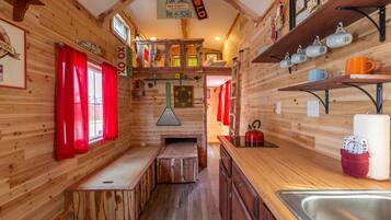 Cabin (Tiny House Oakley) | Private kitchen