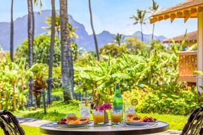 Outdoor dining - Poipu Beach Cottage: mountain views, walk to beach (Koloa)