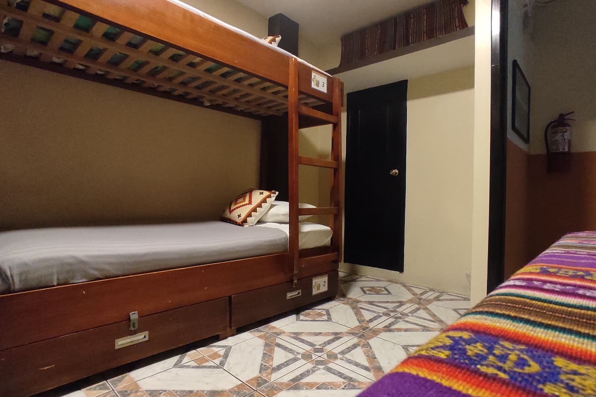Tabla de planchar con plancha, wifi y ropa de cama