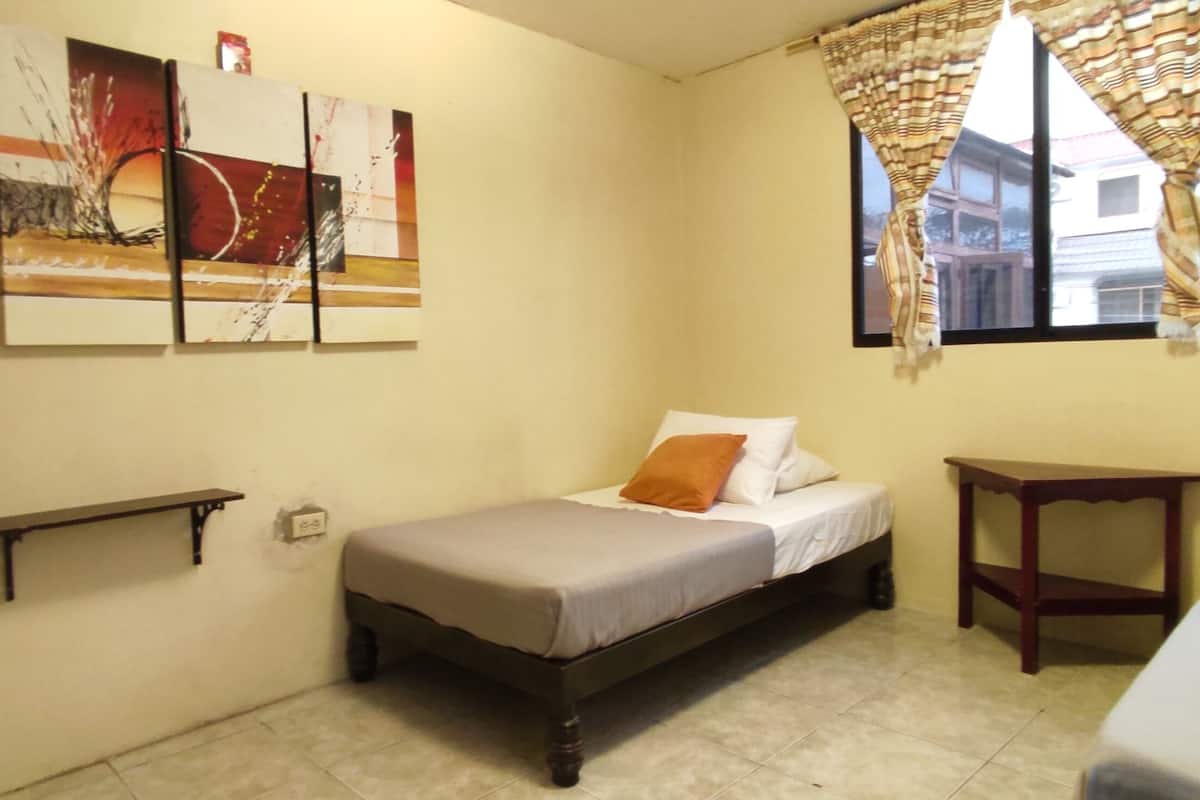 Private, 2 Single Beds, Fan, Shared Bathroom | Tabla de planchar con plancha, wifi y ropa de cama
