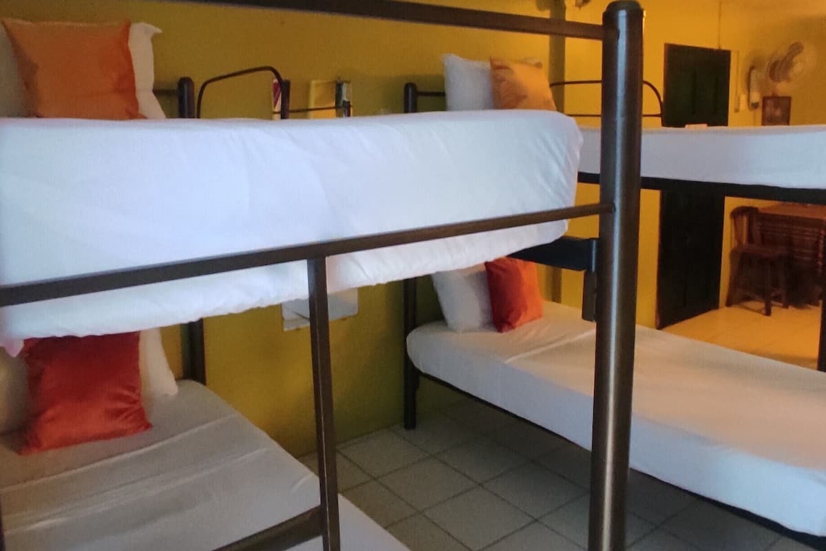 Habitación familiar | Tabla de planchar con plancha, wifi y ropa de cama