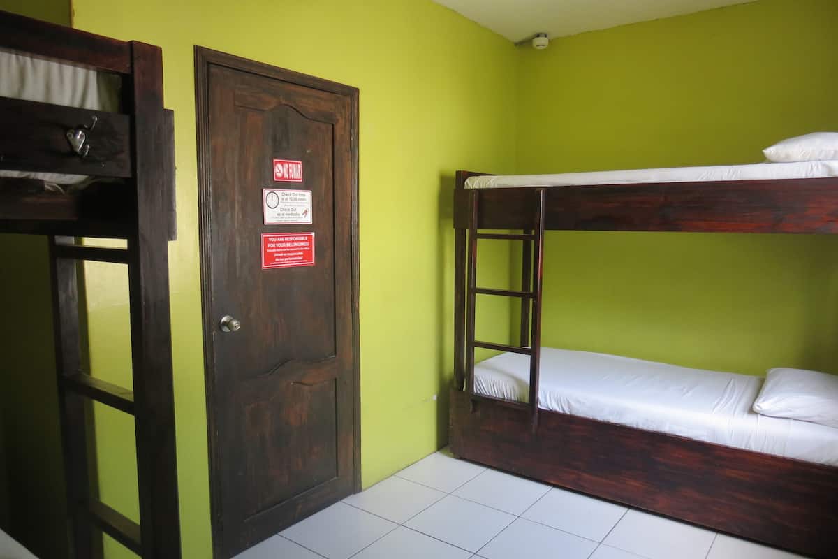 Dormitorio compartido, solo para hombres | Tabla de planchar con plancha, wifi y ropa de cama