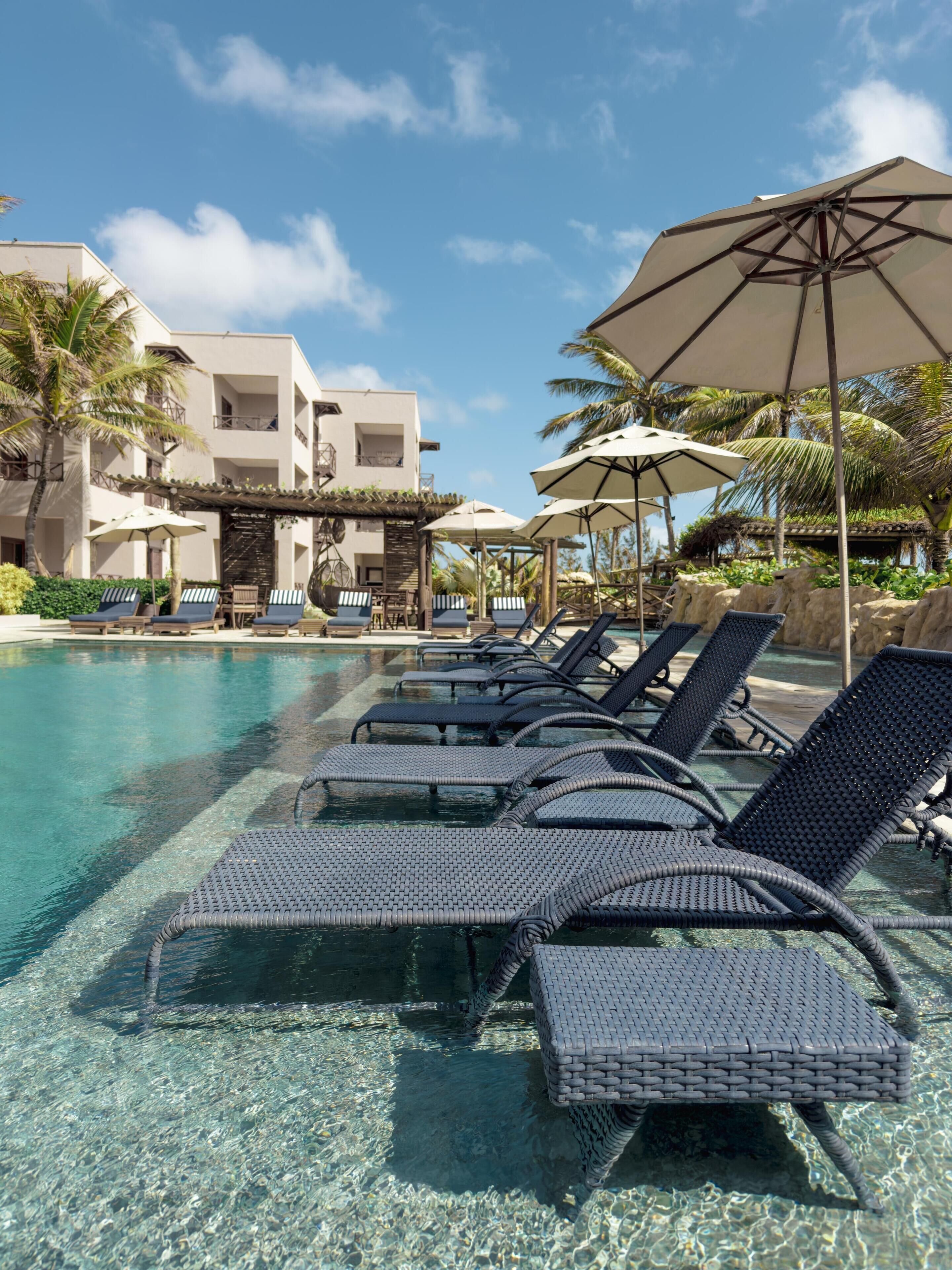 Piscina externa, funciona das 8h às 20h, guarda-sóis, espreguiçadeiras