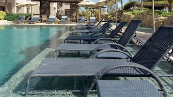 Piscina externa, funciona das 8h às 20h, guarda-sóis, espreguiçadeiras