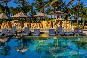 室外游泳池,開放時間為 8:00 至 20:00,提供泳池遮陽傘和日光浴躺椅