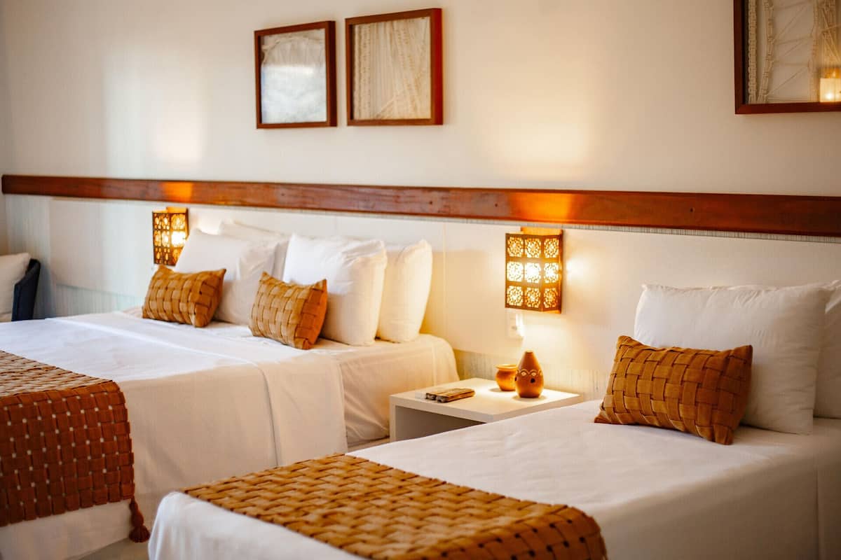Ropa de cama hipoalergénica, camas con pillow-top y minibar