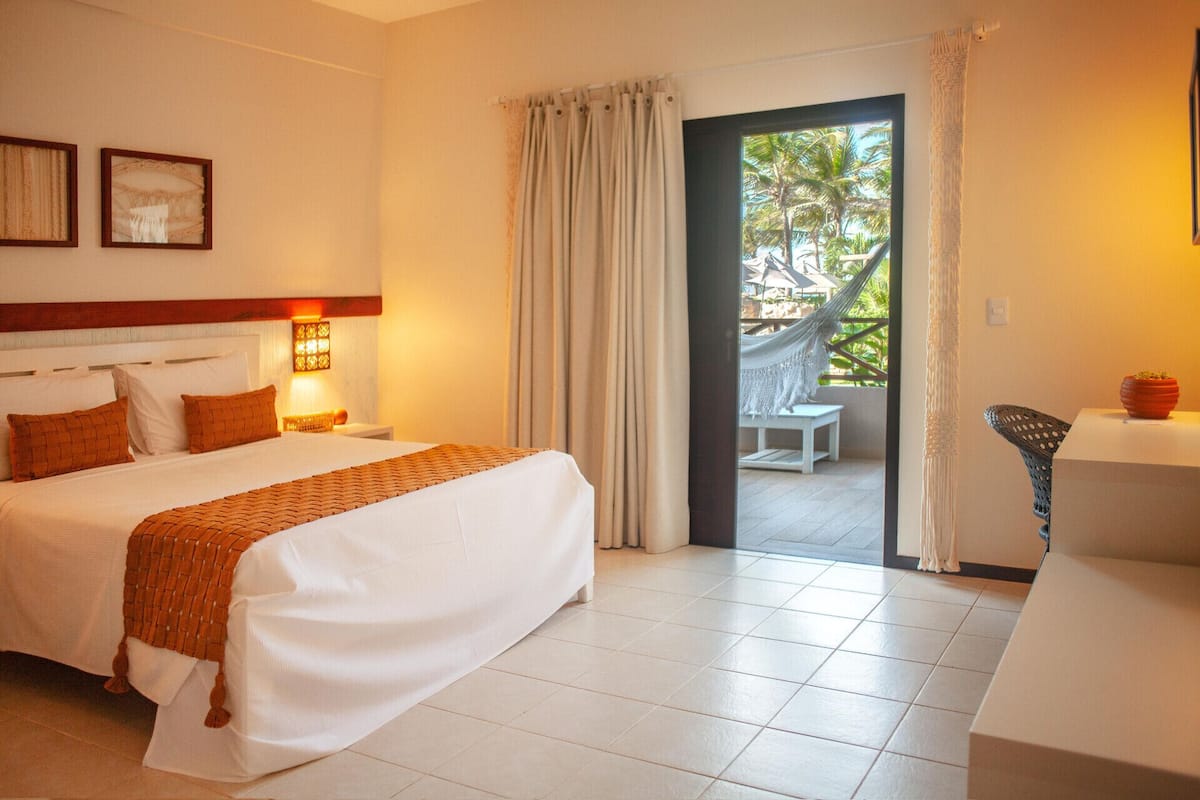 Ropa de cama hipoalergénica, camas con pillow-top y minibar