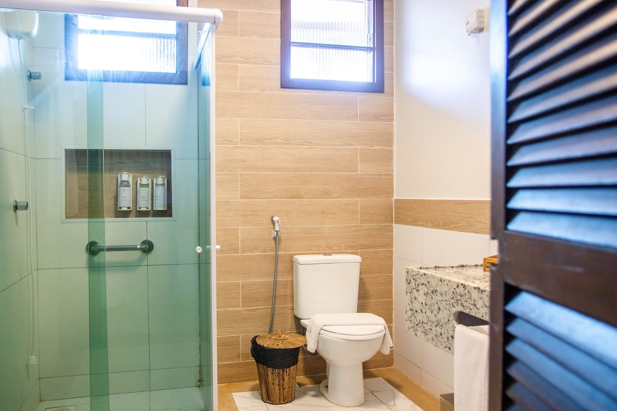 standard suite sea front | bathroom | shower, free toiletries, towels, soap