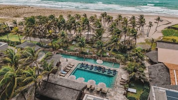 Piscina externa, funciona das 8h às 20h, guarda-sóis, espreguiçadeiras