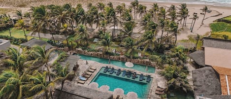 Una piscina al aire libre (de 08:00 a 20:00), sombrillas, tumbonas