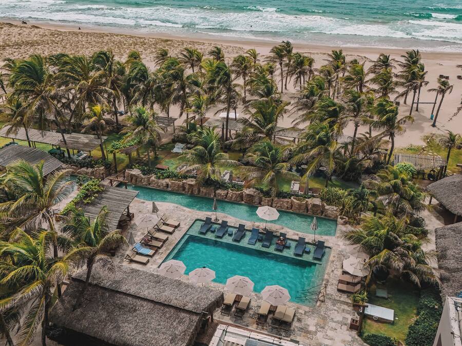 Piscina externa, funciona das 8h às 20h, guarda-sóis, espreguiçadeiras