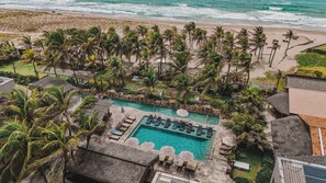 Utendørsbasseng, bassengparasoller og solsenger