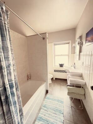 Duschwanne, Handtücher, Seife, Toilettenpapier