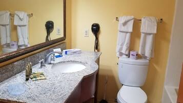 Combined shower/bathtub, rainfall showerhead, free toiletries