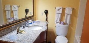 Combined shower/tub, rainfall showerhead, free toiletries, hair dryer - Lotus by Hotel Inn (Ontario)