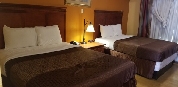 办公桌、免费 WiFi、床单