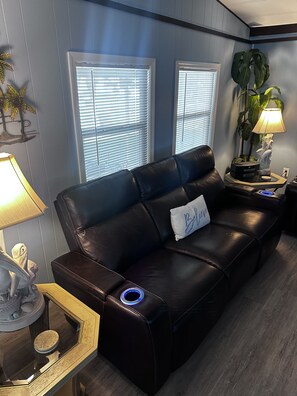 Smart TV, libros y estéreo 