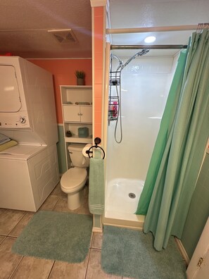 Shower, hair dryer, towels - Welcome to our Beach House ! We have recently totally renovated and refreshed. (Port Orange)