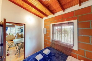 6 bedrooms, WiFi, bed sheets