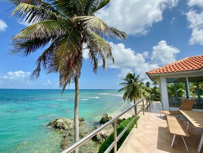 Ultimate Oceanfront Villa: beach, jaw-dropping views and pool