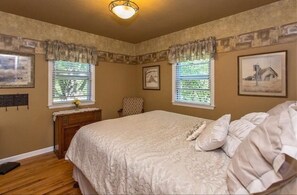 3 bedrooms, desk, WiFi