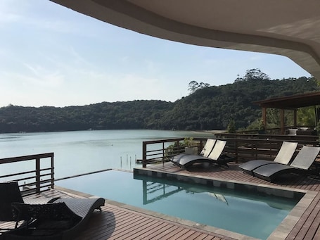 Una piscina infinita, sillones reclinables de piscina. Caixa D'aço Exclusive Hotel