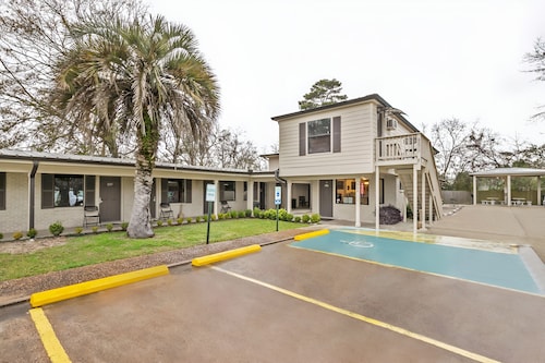 OYO Hotel Sulphur LA Hwy 90 West