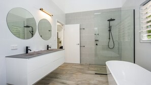 Shower - Papillon Bleu, Horseshoe Bay Vista (Horseshoe Bay)