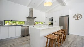 Fridge, microwave, stovetop, dishwasher