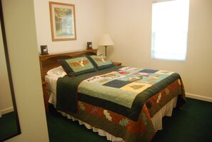 2 bedrooms, free WiFi, bed sheets - The Hot Tub Cabin at the Barn @ LakePointe Resort - no cleaning fees! (Russell Springs)