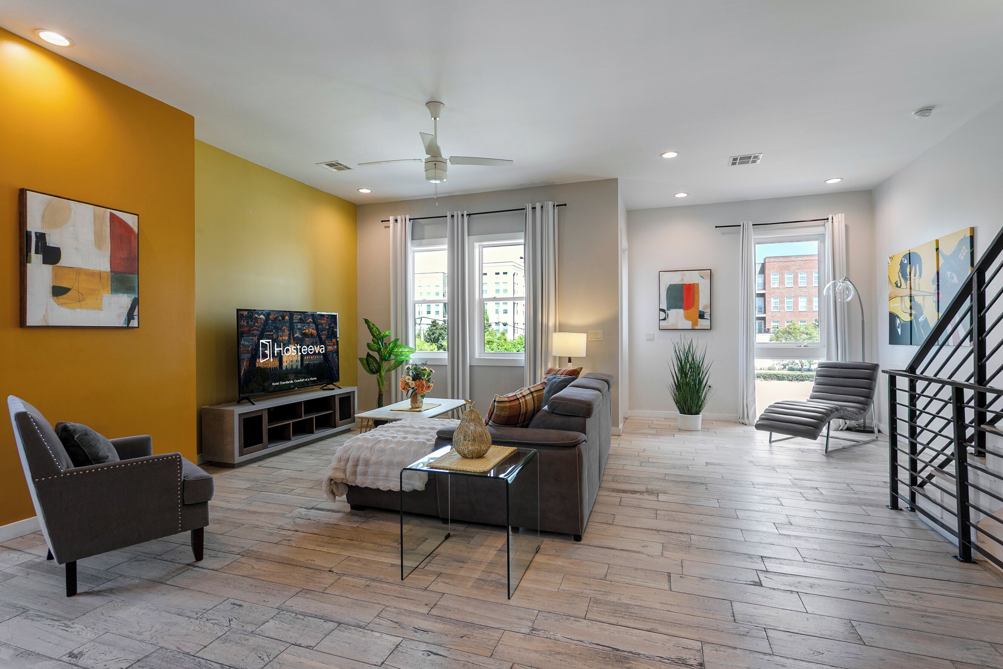 Casa de ciudad de lujo, 4 habitaciones, balcón | Sala de estar | Televisión de pantalla plana de 65 pulgadas con canales vía satélite 