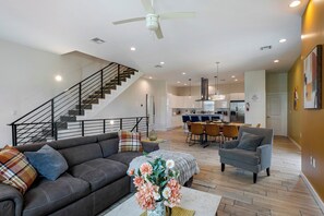 Casa de ciudad de lujo, 4 habitaciones, balcón | Sala de estar | Televisión de pantalla plana de 65 pulgadas con canales vía satélite 