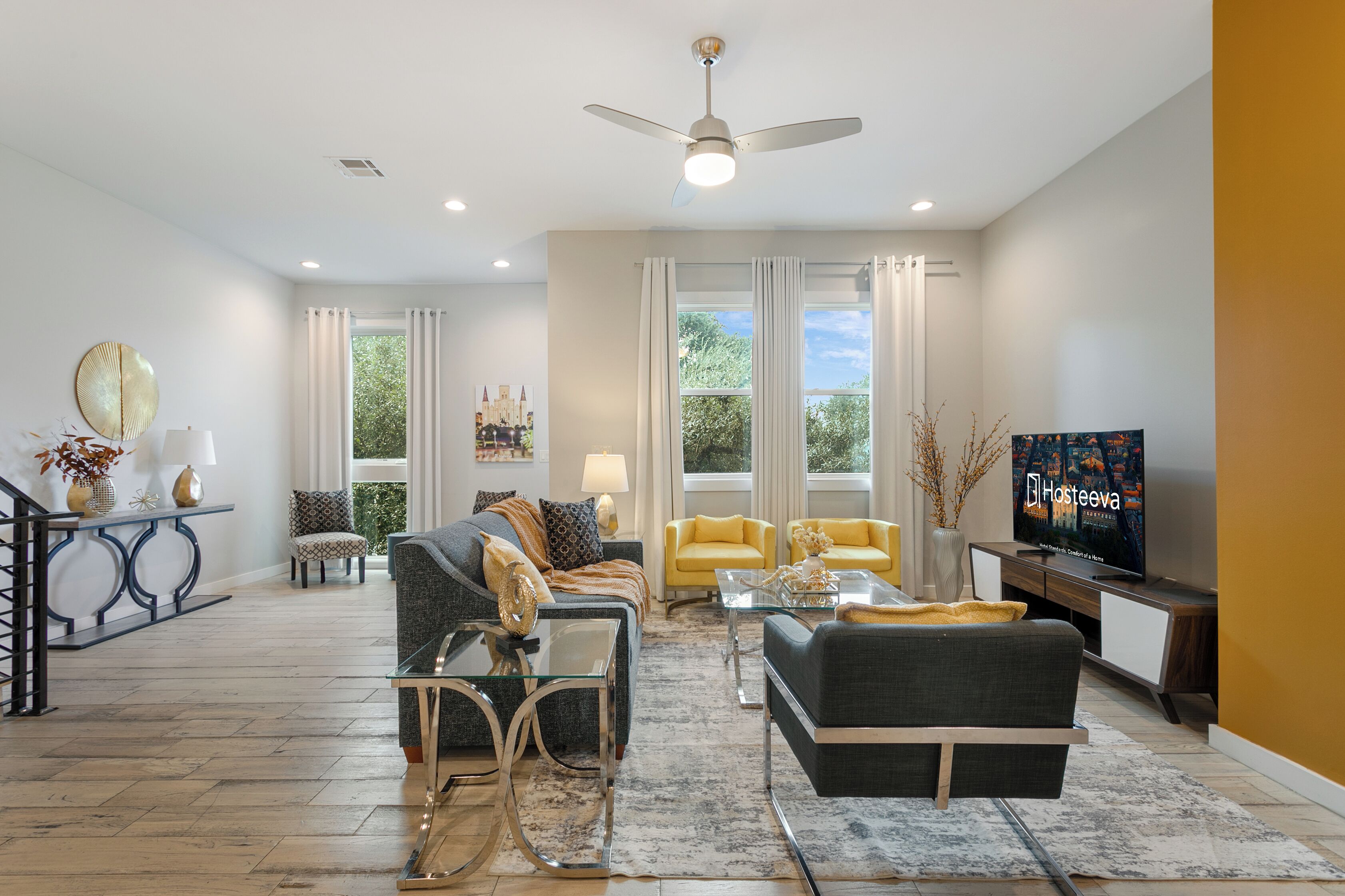 Casa de ciudad clásica, 4 habitaciones, balcón | Sala de estar | Televisión de pantalla plana de 65 pulgadas con canales vía satélite 