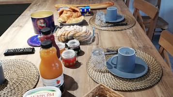 Her gün kontinental kahvaltı (kişi başı 8 EUR)
