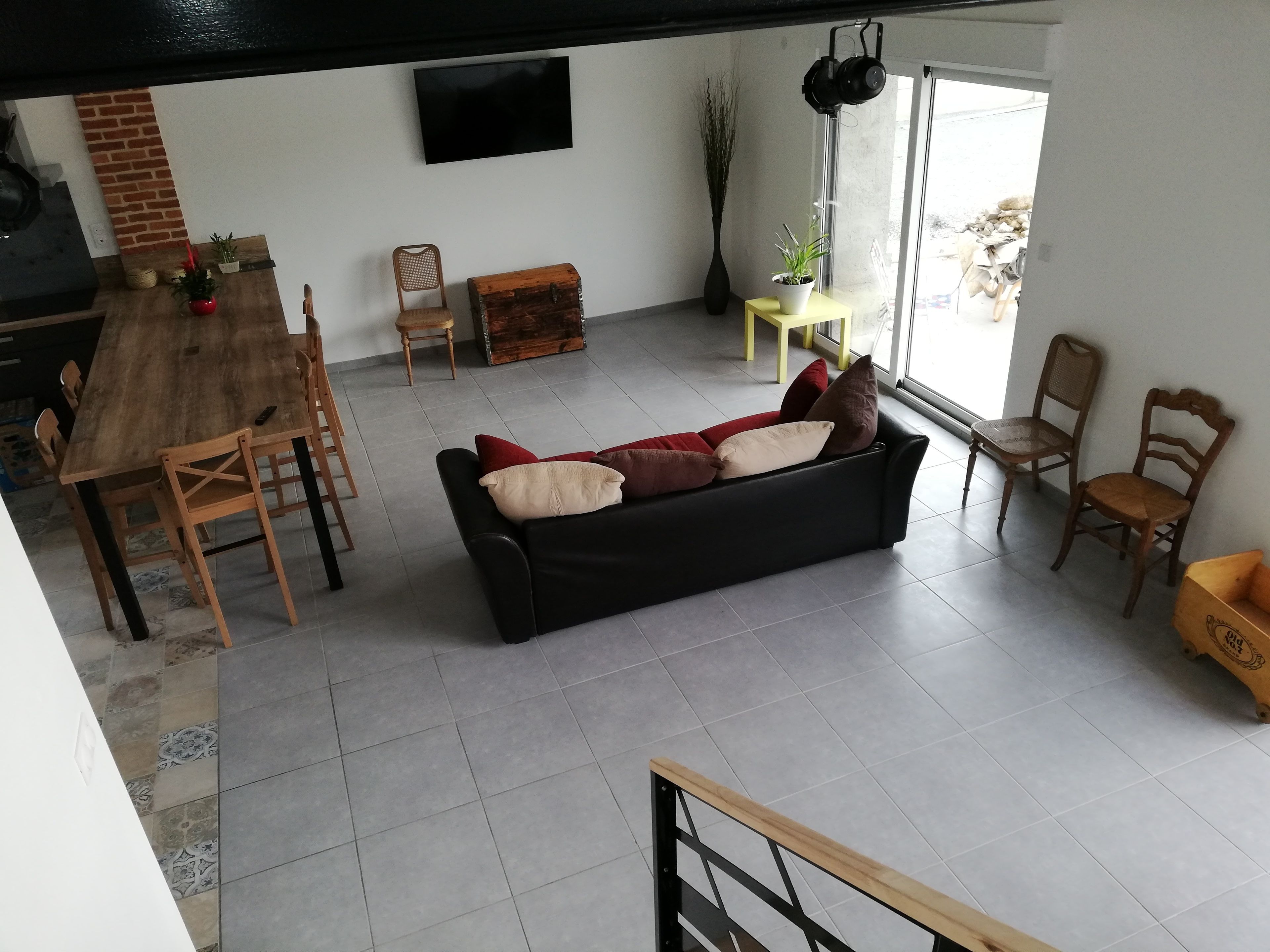 Daily continental breakfast (EUR 8 per person)