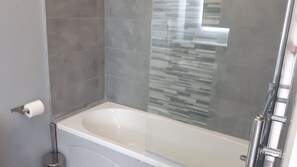 House | Bathroom | Combined shower/tub, deep soaking tub, hair dryer, towels - Beautiful 50 Riverun (Belturbet)