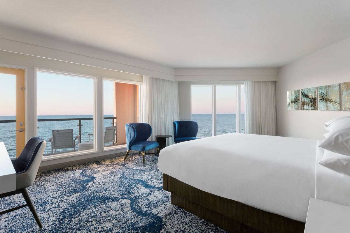 ห้องสวีท, เตียงคิงไซส์ 1 เตียง และโซฟาเบด, ริมทะเล (Balcony) | เครื่องนอนระดับพรีเมียม, ตู้นิรภัยในห้องพัก, โต๊ะทำงาน