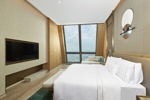 Seprai premium, minibar, brankas, dan meja kerja