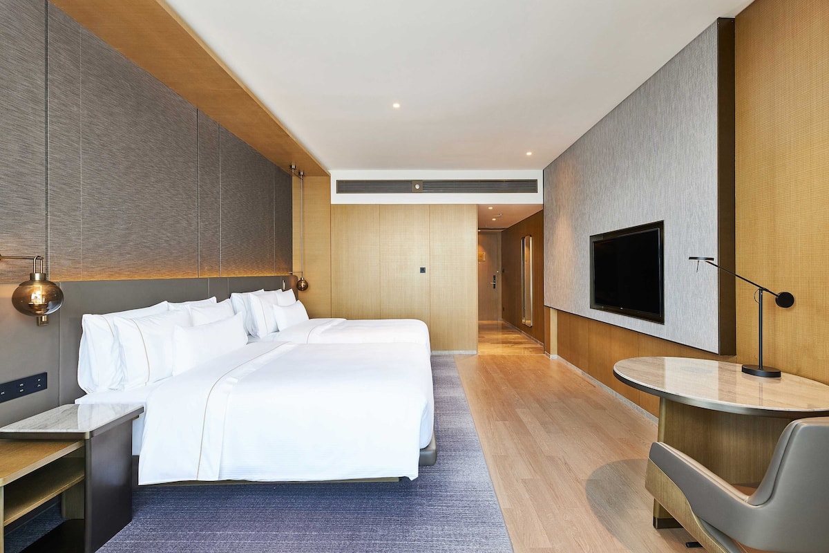 ห้องพัก, เตียงใหญ่ 2 เตียง, วิวเมือง | เครื่องนอนระดับพรีเมียม, มินิบาร์, ตู้นิรภัยในห้องพัก, โต๊ะทำงาน
