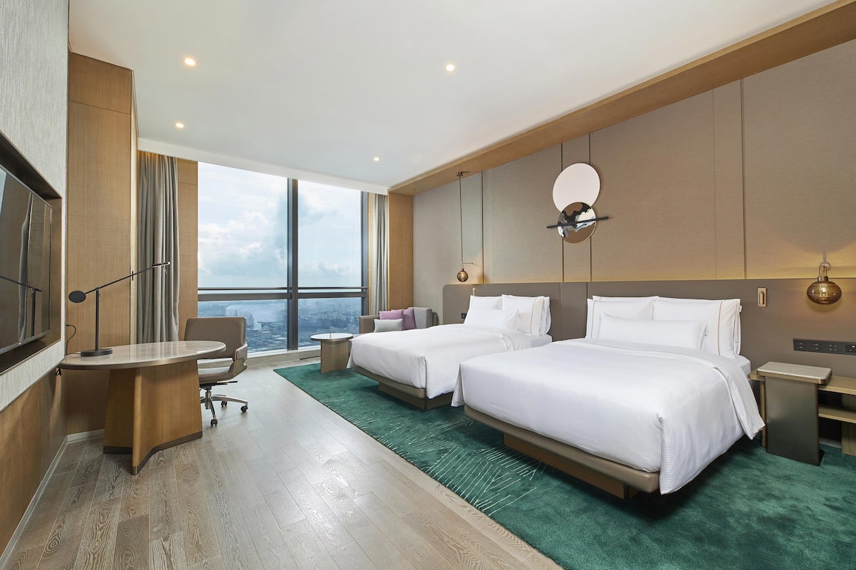 ห้องคลับ, เตียงใหญ่ 2 เตียง, วิวเมือง | เครื่องนอนระดับพรีเมียม, มินิบาร์, ตู้นิรภัยในห้องพัก, โต๊ะทำงาน
